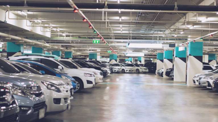 &quot;Χρυσές&quot; οι θέσεις πάρκινγκ: Πόσο πωλούνται και πόσο ενοικιάζονται