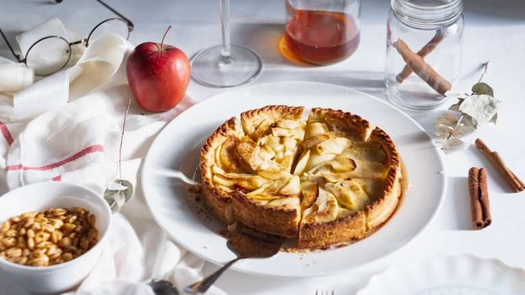 Συνταγή Ακη Πετρετζίκη: Η πιο εύκολη και νόστιμη μηλόπιτα