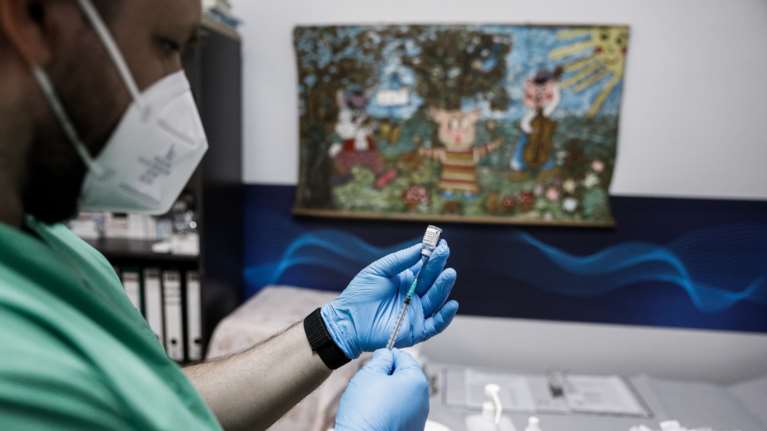 Σκουτέλης: Προστασία 100% από τον κορονοϊό δύο εβδομάδες μετά τη δεύτερη δόση του εμβολίου