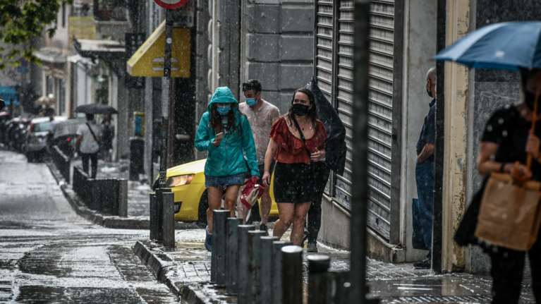 Κακοκαιρία Αθηνά: Επελαύνει με βροχές, καταιγίδες και θυελλώδεις ανέμους - Πού θα χτυπήσει σήμερα