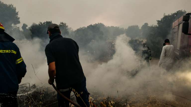 Φωτιά στα Βίλια: Καίει για πέμπτη ημέρα - Μάχη με τις αναζωπυρώσεις