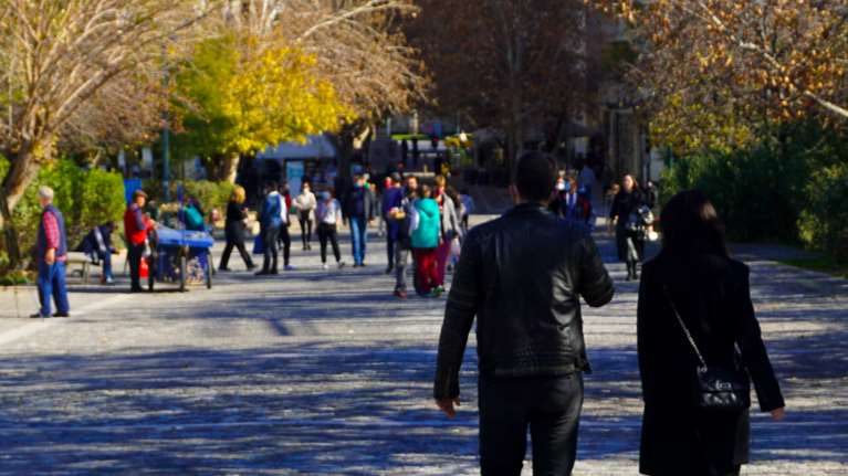 Αρση περιοριστικών μέτρων εν μέσω εκτόξευσης κρουσμάτων: Συνεδριάζουν οι λοιμωξιολόγοι για το χρονοδιάγραμμα