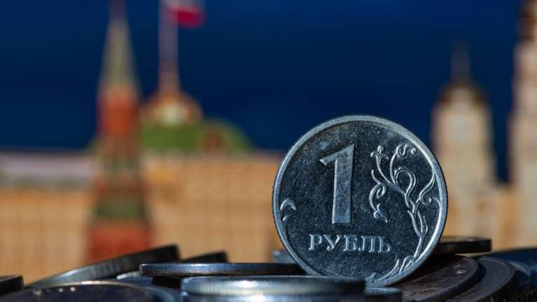 Αναταραχή στις αγορές μετά τις κυρώσεις στη Ρωσία: Το ρωσικό ρούβλι κατρακυλάει 30% - Νέα άνοδος για το πετρέλαιο