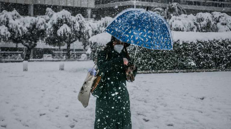 Η κακοκαιρία &quot;Ελπίς&quot; χτυπάει την Αττική - Χιόνια και στο κέντρο της Αθήνας - Εκκληση για αποφυγή άσκοπων μετακινήσεων