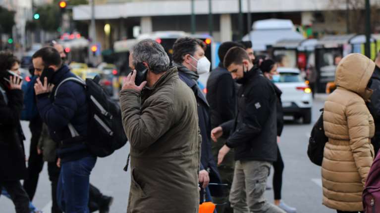 Γιατί αίρονται τα μέτρα ενώ ανεβαίνουν τα κρούσματα - Προς κατάργηση και το πιστοποιητικό για εσωτερικούς χώρους