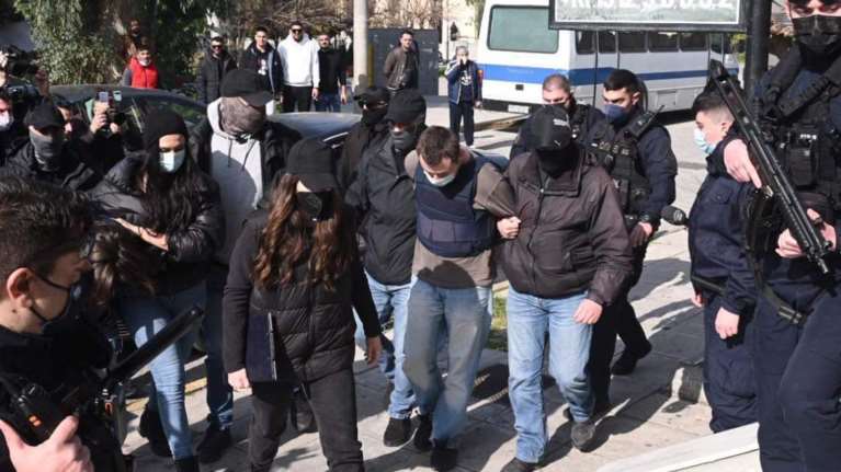 Δολοφονία στην Κυψέλη: Αποδοκιμασίες κατά της μητέρας του 7χρονου και του συντρόφου της στα δικαστήρια [εικόνες]