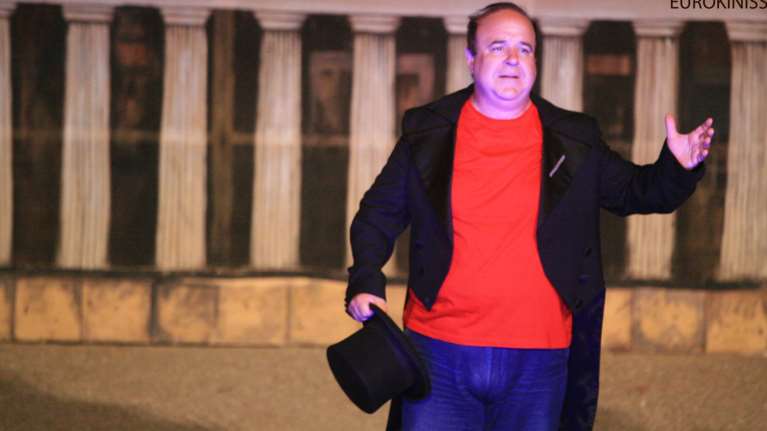 Παύλος Χαϊκάλης: Η θεατρική επιστροφή του μετά τις καταγγελίες, με... δέκα θεατές [βίντεο]