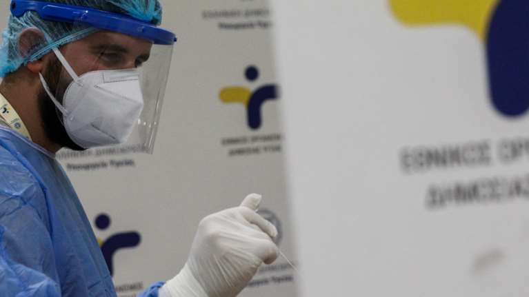 Ποιοι μπορούν να λείπουν από τη δουλειά και με θετικό rapid test, χωρίς PCR - Ερχεται ΚΥΑ εντός της ημέρας