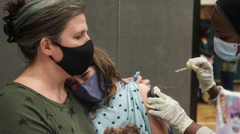 Εμβόλιο Pfizer: Τι δείχνει έρευνα για την αποτελεσματικότητα σε παιδιά 5-11 ετών και τις παρενέργειες