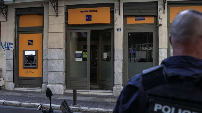 Ληστεία σε τράπεζα της Μητροπόλεως: Συνελήφθη και ο δεύτερος δράστης - Συνεργός του "αναρχοληστή" με το τατουάζ