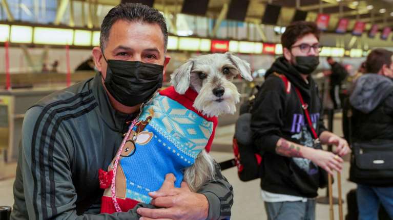 Μετάλλαξη Ομικρον - Χάος στα αεροδρόμια: Χιλιάδες πτήσεις ακυρώθηκαν, περισσότερες από 10.000 καθυστερήσεις σε όλο τον κόσμο