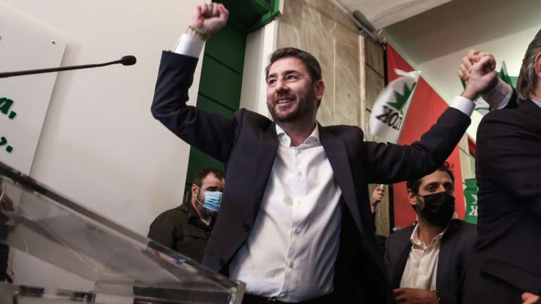 Ο Νίκος Ανδρουλάκης πανηγυρικά 6ος πρόεδρος του ΠΑΣΟΚ - Γιατί είναι διπλή η νίκη του απέναντι στον Γιώργο Παπανδρέου