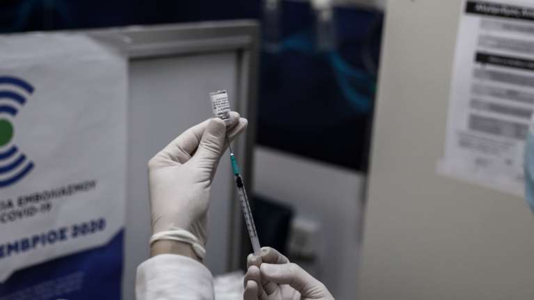 Επιδημία πλαστών πιστοποιητικών εμβολιασμού: Πληθαίνουν οι καταγγελίες σε όλη τη χώρα - Τσουχτερά πρόστιμα και κυρώσεις