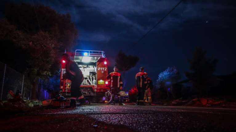 Φωτιά στη Νέα Μάκρη: Σε ύφεση το πύρινο μέτωπο - Ζημιές σε σπίτια, σοβαρές υποψίες για εμπρησμό [βίντεο]