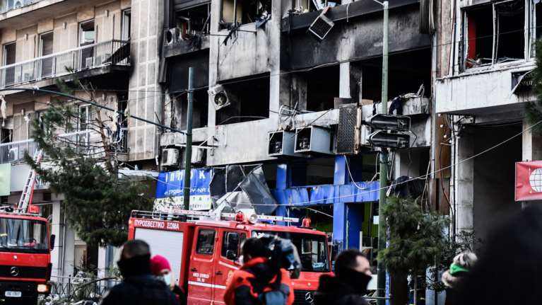 Βομβαρδισμένο τοπίο η Συγγρού μετά την έκρηξη: Ζημιές σε ακτίνα 200 μέτρων - Υποψίες για διαρροή αερίου [εικόνες]