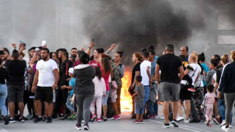 Δολοφονία 18χρονου Ρομά: Σοβαρά επεισόδια με φωτιές και μπλόκα - Αποκλεισμένοι δρόμοι σε επτά νομούς [Εικόνες-Βίντεο]