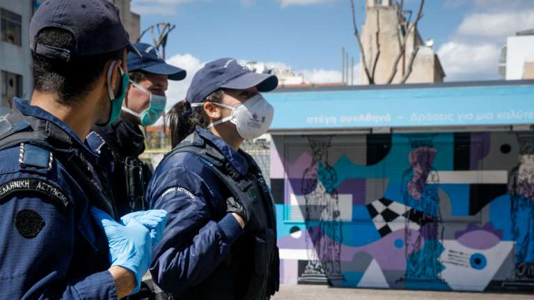 Μέτρα &quot;Πολυτεχνείου&quot; για το Πάσχα του κορονοϊού: 5.000 αστυνομικοί στη &quot;μάχη της σούβλας&quot;