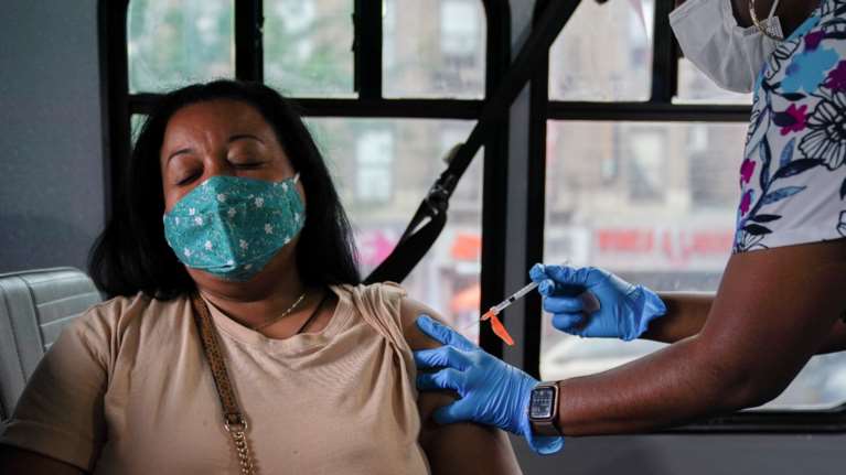 Ερευνα: Οι εμβολιασμοί απέτρεψαν 140.000 θανάτους από κορονοϊό στις ΗΠΑ