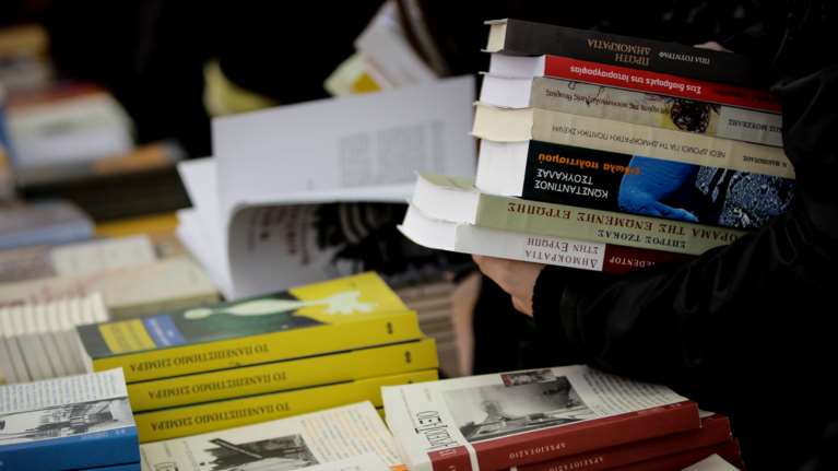 Ανοίγουν κομμωτήρια και βιβλιοπωλεία: Ποιο είναι το νέο ωράριο και τα μέτρα