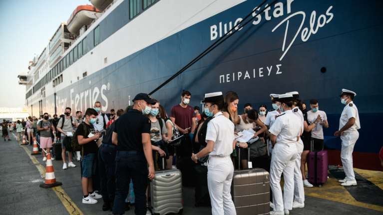 Αυξημένη κίνηση στο λιμάνι του Πειραιά - &quot;Καθημερινά 400 άτομα δεν ταξιδεύουν γιατί δεν έχουν τα απαραίτητα έγγραφα&quot;