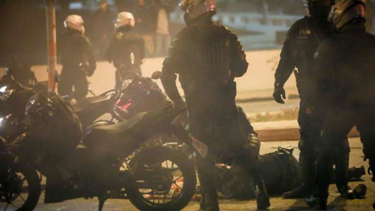 Ο 22χρονος για την άγρια επίθεση στον αστυνομικό στη Νέα Σμύρνη: "Δεν έχω καμία ανάμειξη, πήγα βόλτα"