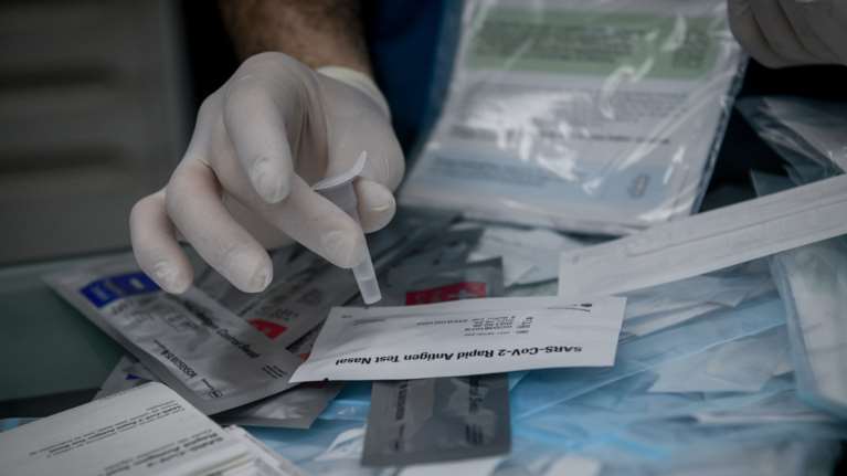 Ο Χαρδαλιάς ανακοίνωσε συμφωνία με κινεζική εταιρεία για προμήθεια 18 εκατ. self test με μόλις 1,35 ευρώ το ένα