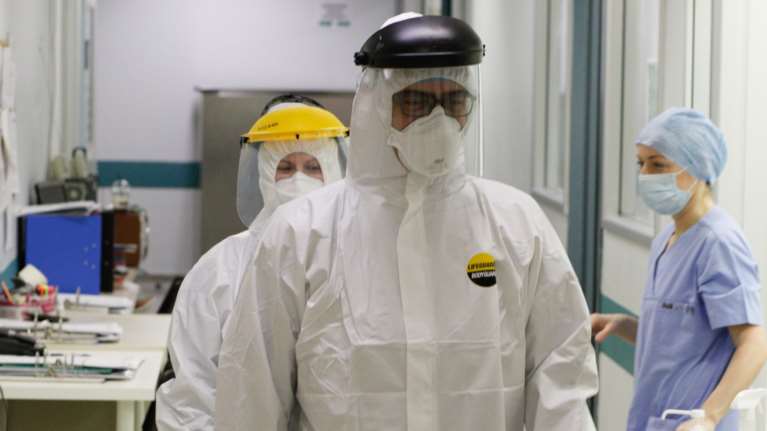 Συγκλονίζει η σύζυγος νοσηλευτή που πέθανε από κορονοϊό: Η Πολιτεία δεν λέει ούτε συλλυπητήρια