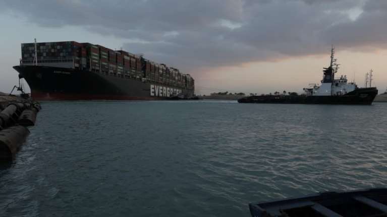 Ελληνας πλοίαρχος στο Σουέζ: Πρέπει να βγει πρώτα το Ever Given για να περάσουν τα υπόλοιπα πλοία