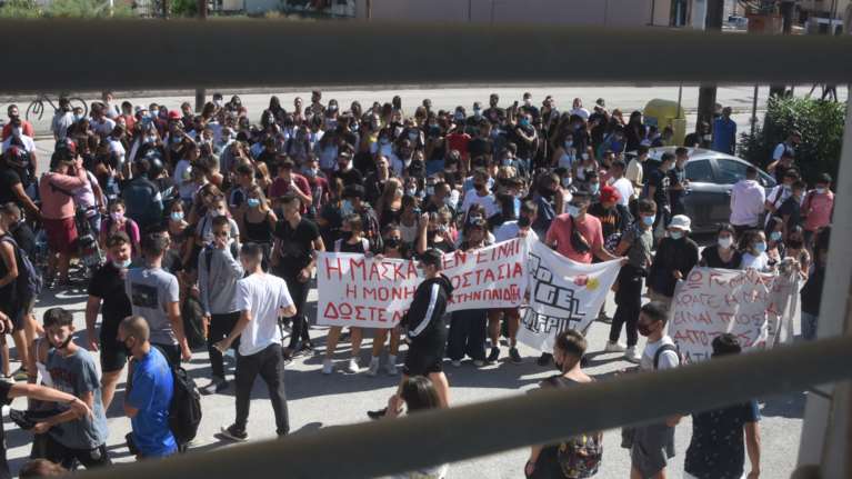 Κορονοϊός: 700 μαθητές έξω από υπό κατάληψη σχολείο - Χωρίς μάσκες και μέτρα προστασίας [βίντεο]