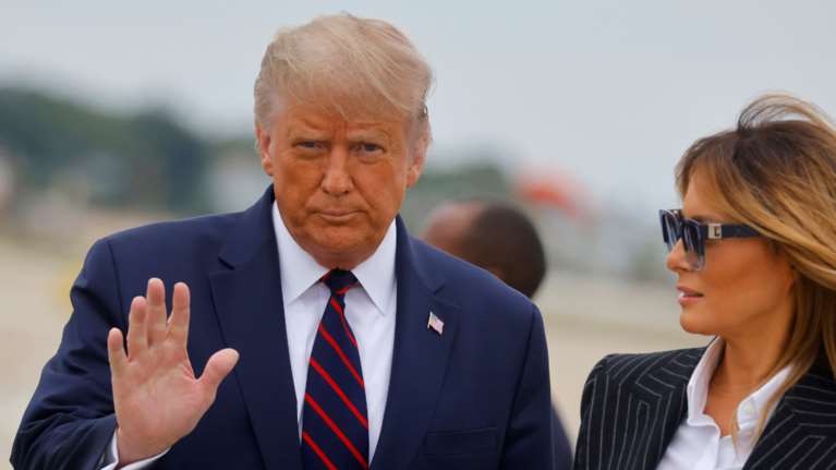 Κορονοϊός - Πάρτι στο twitter για τον Τραμπ: Ας πιει λίγη χλωρίνη να γιάνει...