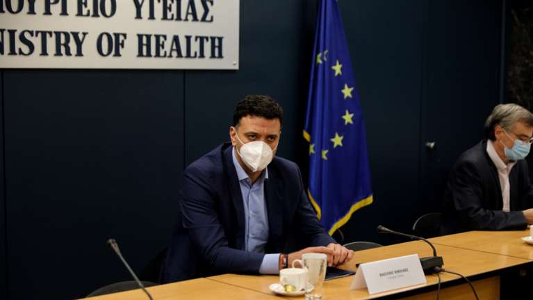 Κικίλιας και Τσιόδρας ενημερώνουν τους εκπροσώπους των κομμάτων - Τι έδειξαν τα αποτέλεσματα των rapid test του ΕΟΔΥ