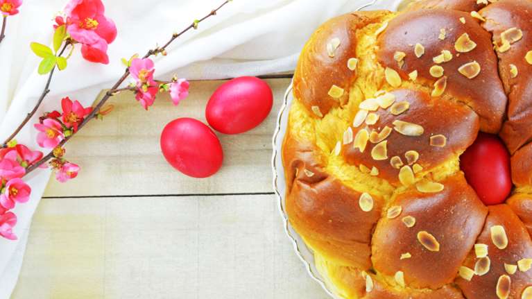 Ακης Πετρετζίκης: Συνταγή για το πιο τέλειο πασχαλινό τσουρέκι - Χρυσά tips από τον σεφ