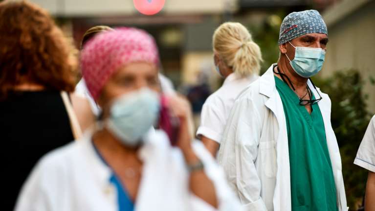 Στο πλευρό των ανεμβολίαστων υγειονομικών ο ΣΥΡΙΖΑ: Ζητάει να μην απολυθούν και να επιστρέψουν στη δουλειά με... τεστ