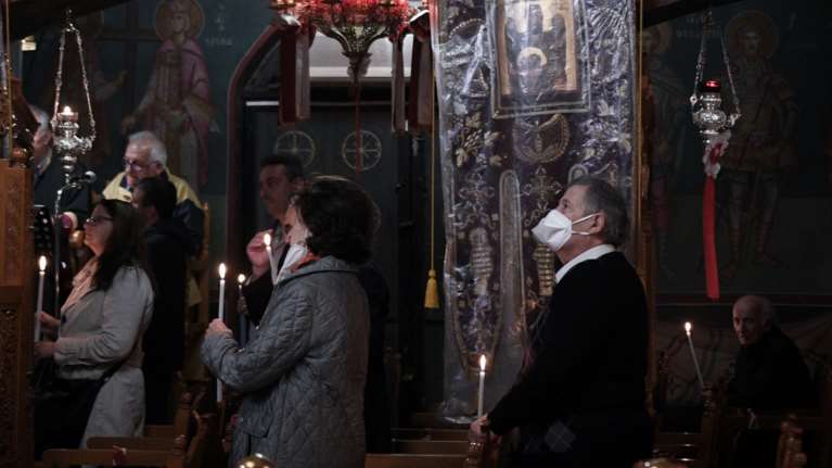 Νέα μέτρα στις εκκλησίες: Πρόστιμο μόνο στον πιστό αν είναι χωρίς rapid test, όχι στον ιερέα