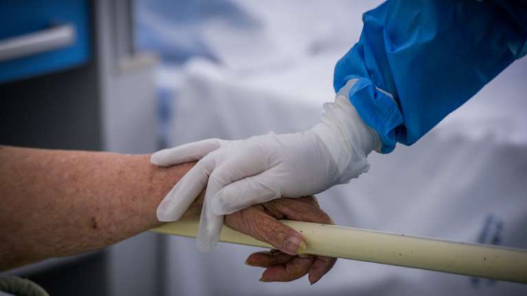 Κρήτη: Εξιτήριο για υπερήλικη 101 ετών που νοσηλευόταν με κορονοϊό - Πλήρως εμβολιασμένη