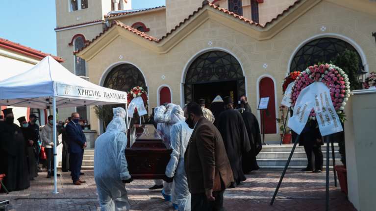 Μητροπολίτης Λαγκαδά: Mε ειδικές ολόσωμες στολές και μάσκες η κηδεία του λόγω κορονοϊού [εικόνες]