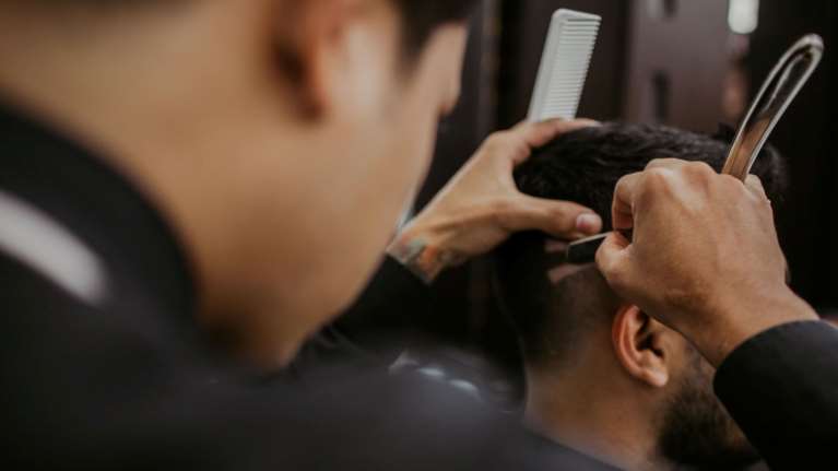 Βόλος: Βαριά &quot;καμπάνα&quot; 3.000 ευρώ σε νεαρό που κούρευε φίλο του σε... πυλωτή πολυκατοικίας