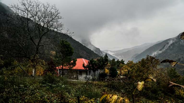 Με βροχές και καταιγίδες ξεκινά η εβδομάδα - Μικρή πτώση θερμοκρασίας, πού θα χιονίσει
