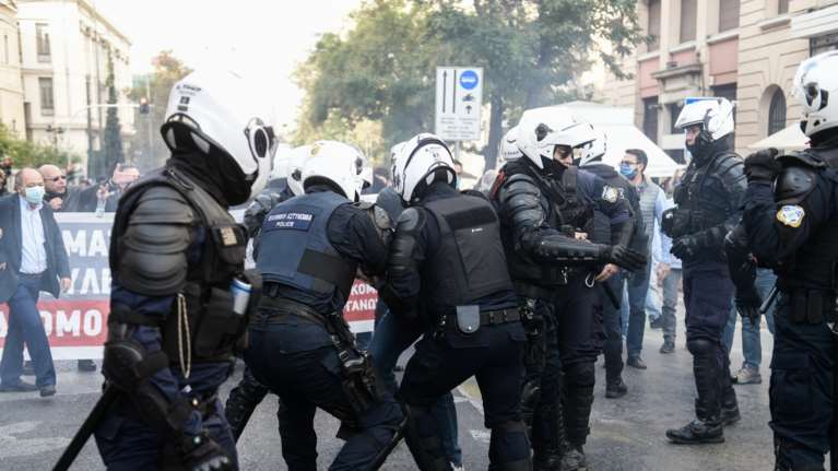 Πολυτεχνείο: Καταγγελίες για αστυνομική βία σε Πετράλωνα, Σεπόλια, Εξάρχεια - Μπαράζ προσαγωγών