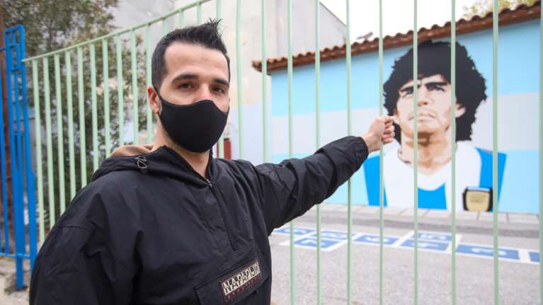 Ο καλλιτέχνης που έφτιαξε τα εντυπωσιακά γκράφιτι Μαραντόνα &amp; Χατζηπαναγή δεν... παρακολουθεί ποδόσφαιρο