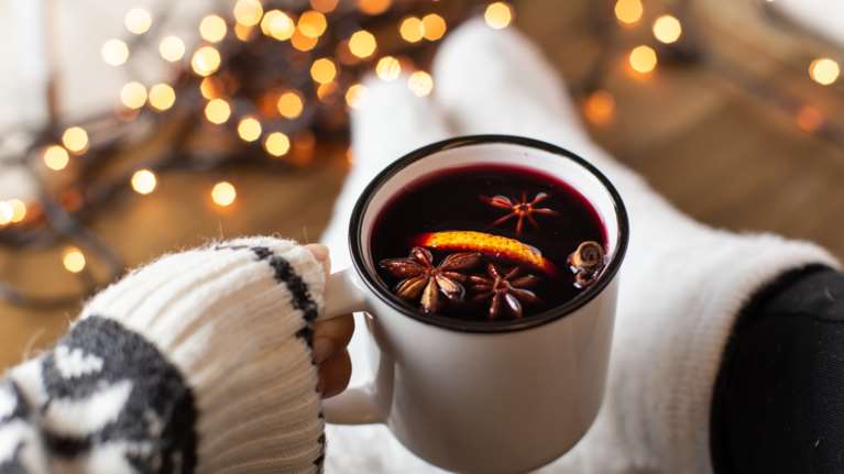 Glühwein: Συνταγή για το απόλυτο χριστουγεννιάτικο ποτό - Ζεστό αρωματικό κρασί, έτοιμο στο πι και φι