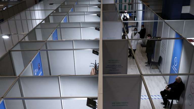 Κορονοϊός: Αρχισαν οι μαζικοί εμβολιασμοί στα mega κέντρα Αθήνας και Θεσσαλονίκης - Συμμετέχει και ο στρατός [εικόνες]