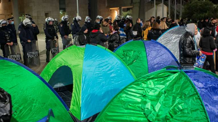 Θεσσαλονίκη: Αρνητές με αντίσκηνα στο δημαρχείο - Λένε ότι θα μείνουν έως το πρωί [εικόνες - βίντεο]