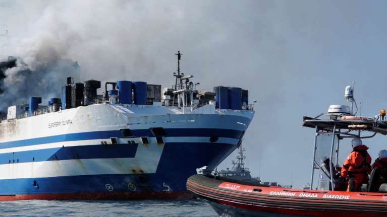 Κέρκυρα: Κατέβηκαν στο φλεγόμενο πλοίο δύο εναέριοι διασώστες της ΕΜΑΚ - Η πρώτη αναφορά για τους εγκλωβισμένους