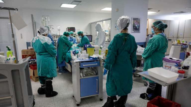 Κορονοϊός: Στη δίνη του τέταρτου κύματος η χώρα - Στο "κόκκινο" τα νοσοκομεία, έρχεται επίταξη γιατρών