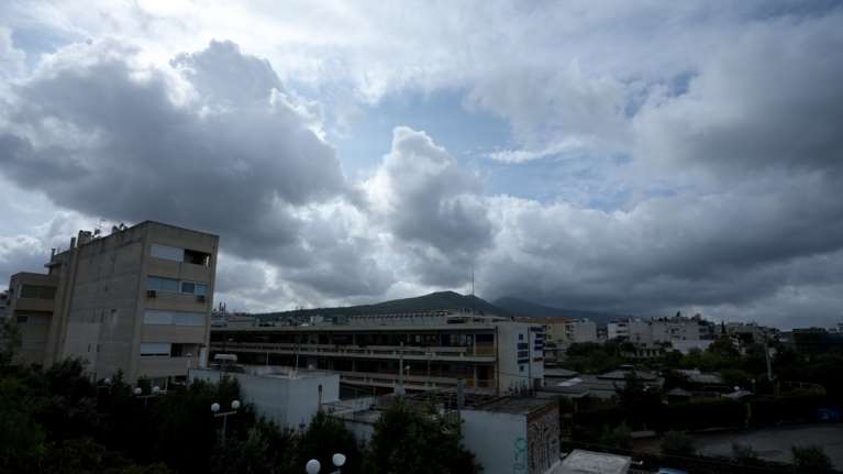 Καιρός: &quot;Βουτιά&quot; της θερμοκρασίας σήμερα - Πού θα σημειωθούν βροχές και χιονοπτώσεις