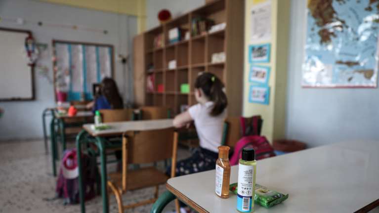Κορονοϊός - Γώγος: Μόνο χειρουργική μάσκα θα πρέπει να φορούν τα παιδιά στο σχολείο
