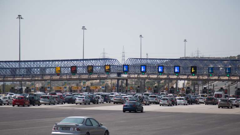 Μποτιλιάρισμα στην Αττική Οδό μετά από καραμπόλα τριών αυτοκινήτων