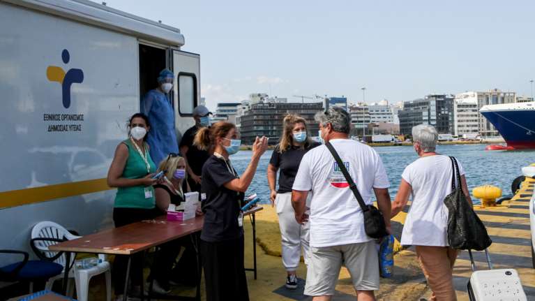 Πρόβλεψη Σαρηγιάννη: Μέχρι τον Δεκαπενταύγουστο μπορεί να φτάσουμε τις 6.400 κρούσματα την ημέρα