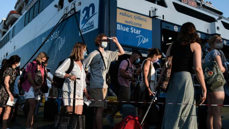 Συνεδριάζουν οι λοιμωξιολόγοι: Ανησυχία για τα νησιά - Αυστηρότερα μέτρα και έλεγχοι από το Σάββατο